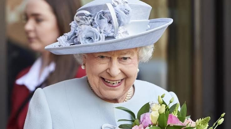 Queen Elizabeth the II clothes style