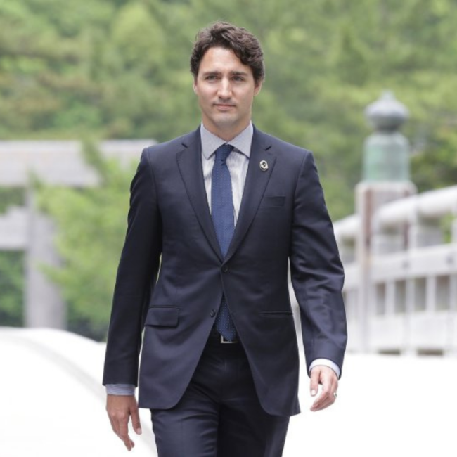 Happining Tomorrow (3) How to Impress Your Audience with Your Walking Style