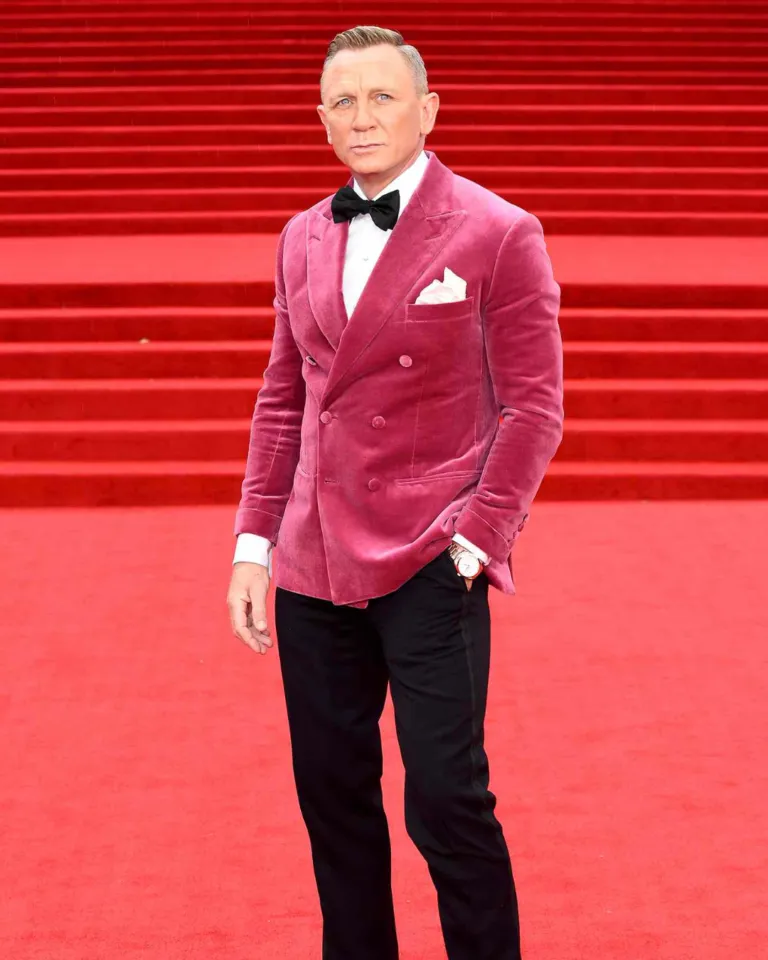 Decoding the Body Language of Famous Fashion Icons 6 Decoding the Body Language of Famous Fashion Icons